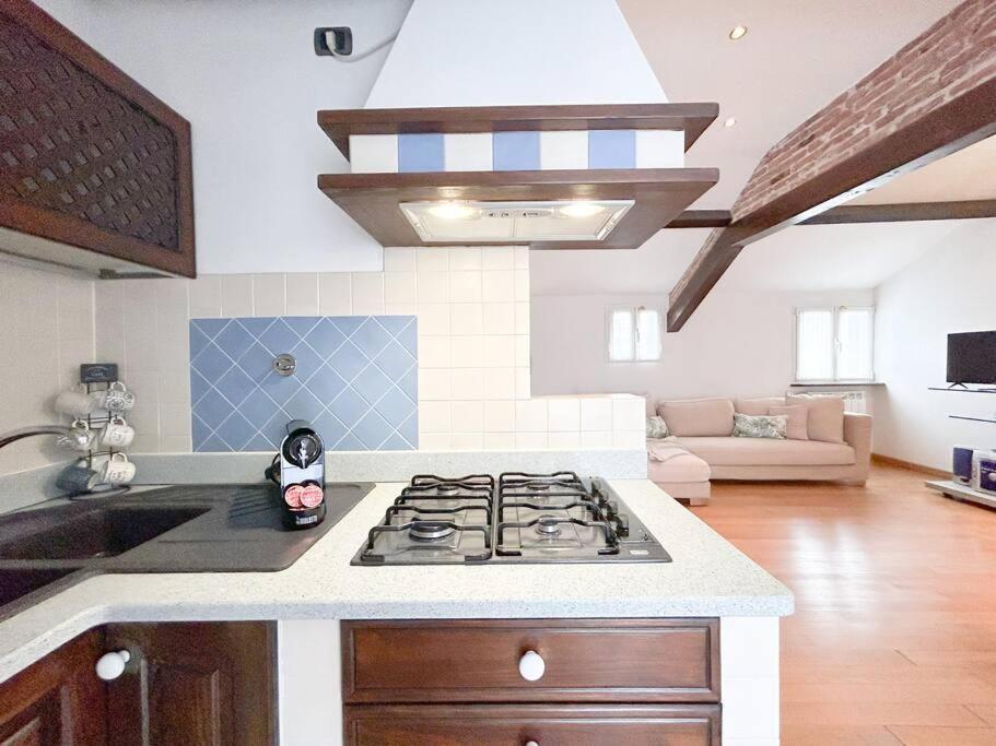 Elegante Mansarda 300Mt Dal Mare - Centro - Wifi Apartment Савона Екстериор снимка