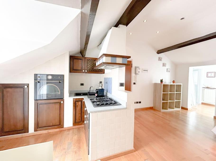Elegante Mansarda 300Mt Dal Mare - Centro - Wifi Apartment Савона Екстериор снимка