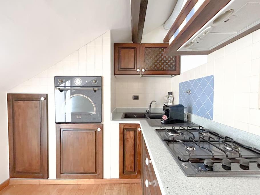 Elegante Mansarda 300Mt Dal Mare - Centro - Wifi Apartment Савона Екстериор снимка